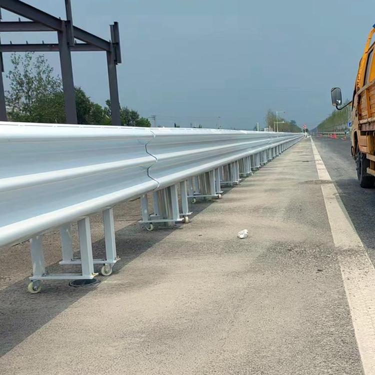 SB级高速公路活动护栏 防撞开口护栏组合型波形板活动护栏生产厂家的专业选择